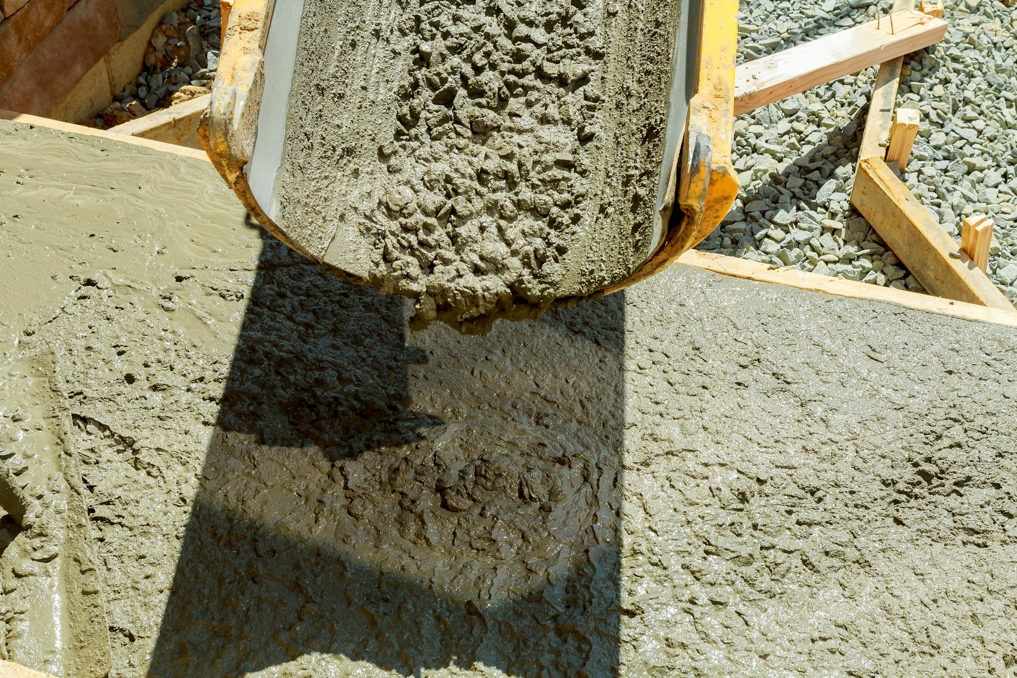 Pouring cement concrete process to apartment building Pouring cement concrete